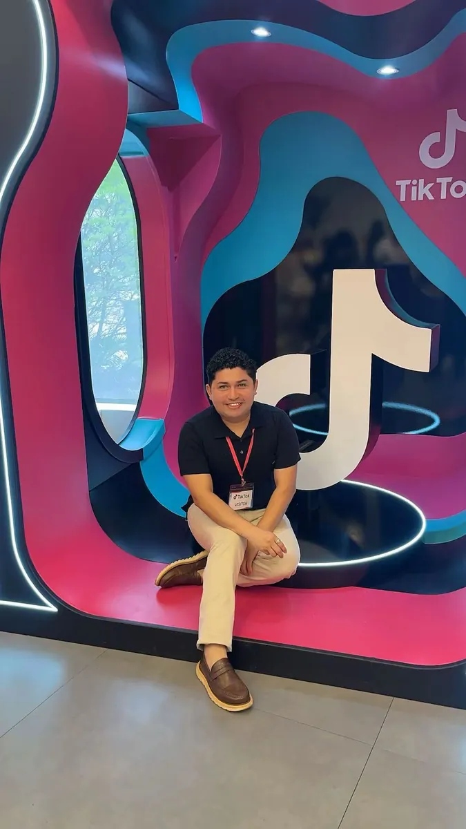 Jackson, vice-presidente da Casa de Romantico LIVE, no escritório do TikTok com o crachá de visitante