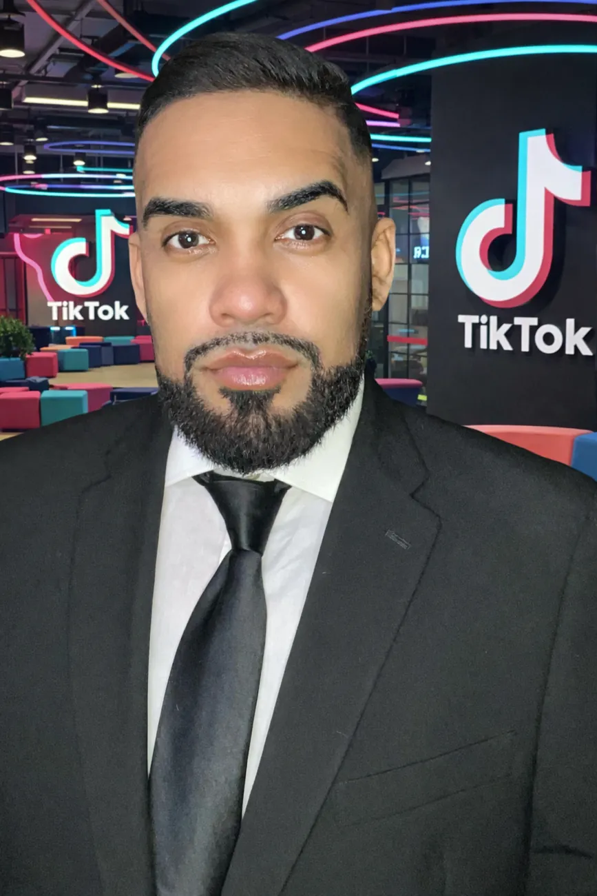 Romântico, fundador e CEO da Casa de Romantico LIVE, no escritório do TikTok