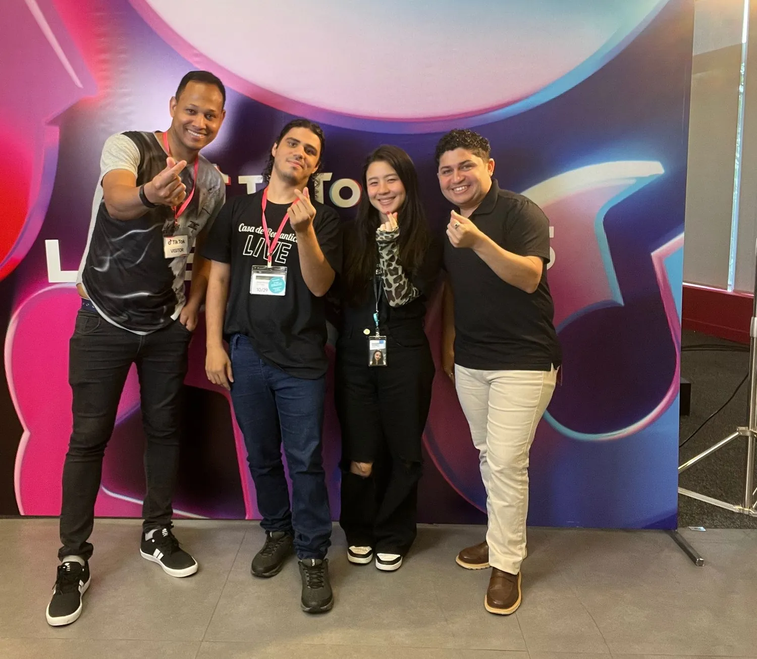 Time da Casa de Romantico LIVE ao lado do time corporativo do TikTok na sede da plataforma em São Paulo