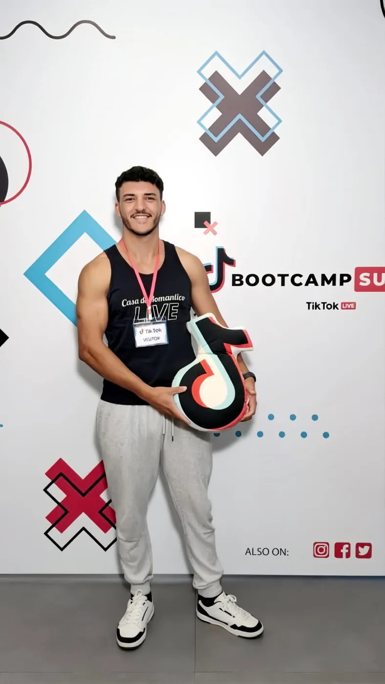 Davi, embaixador da Casa de Romantico LIVE, no TikTok Bootcamp com crachá de visitante