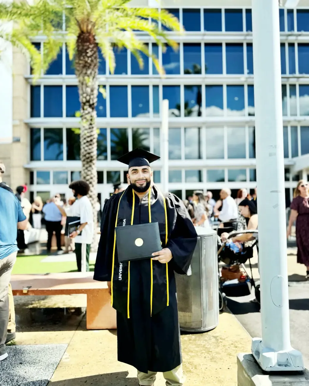 Romântico, fundador e CEO da Casa de Romantico LIVE, no dia da sua formatura