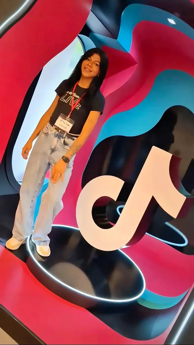 Danielle, embaixadora da Casa de Romantico LIVE, na sede do TikTok